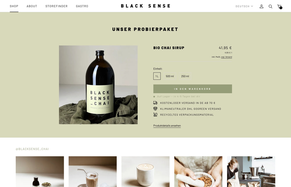 Bio Chai Sirup Flasche auf grüner Decke, Preisangabe und Details.