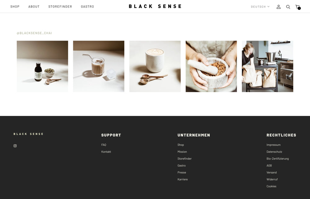 Verschiedene Produktfotos, darunter Chai Sirup, Tasse und Löffel.