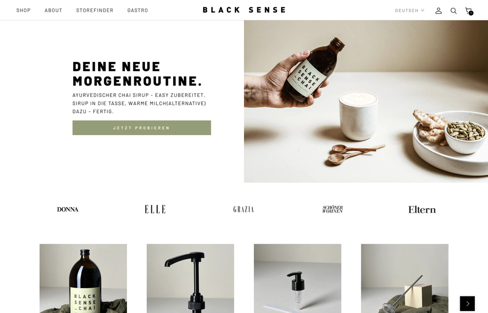 Braune Flasche und Tasse mit Löffeln auf Tisch.