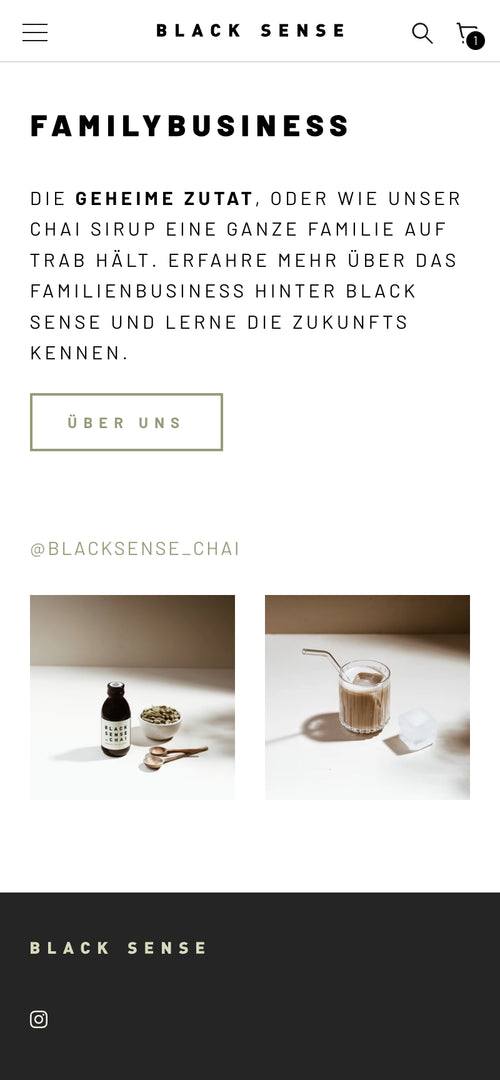 Text über das Familienbusiness, Chai Sirup und Tasse.