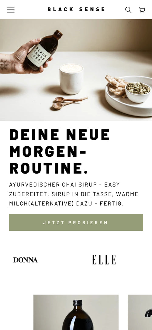 Hand hält Flasche, daneben Tasse und Snacks.