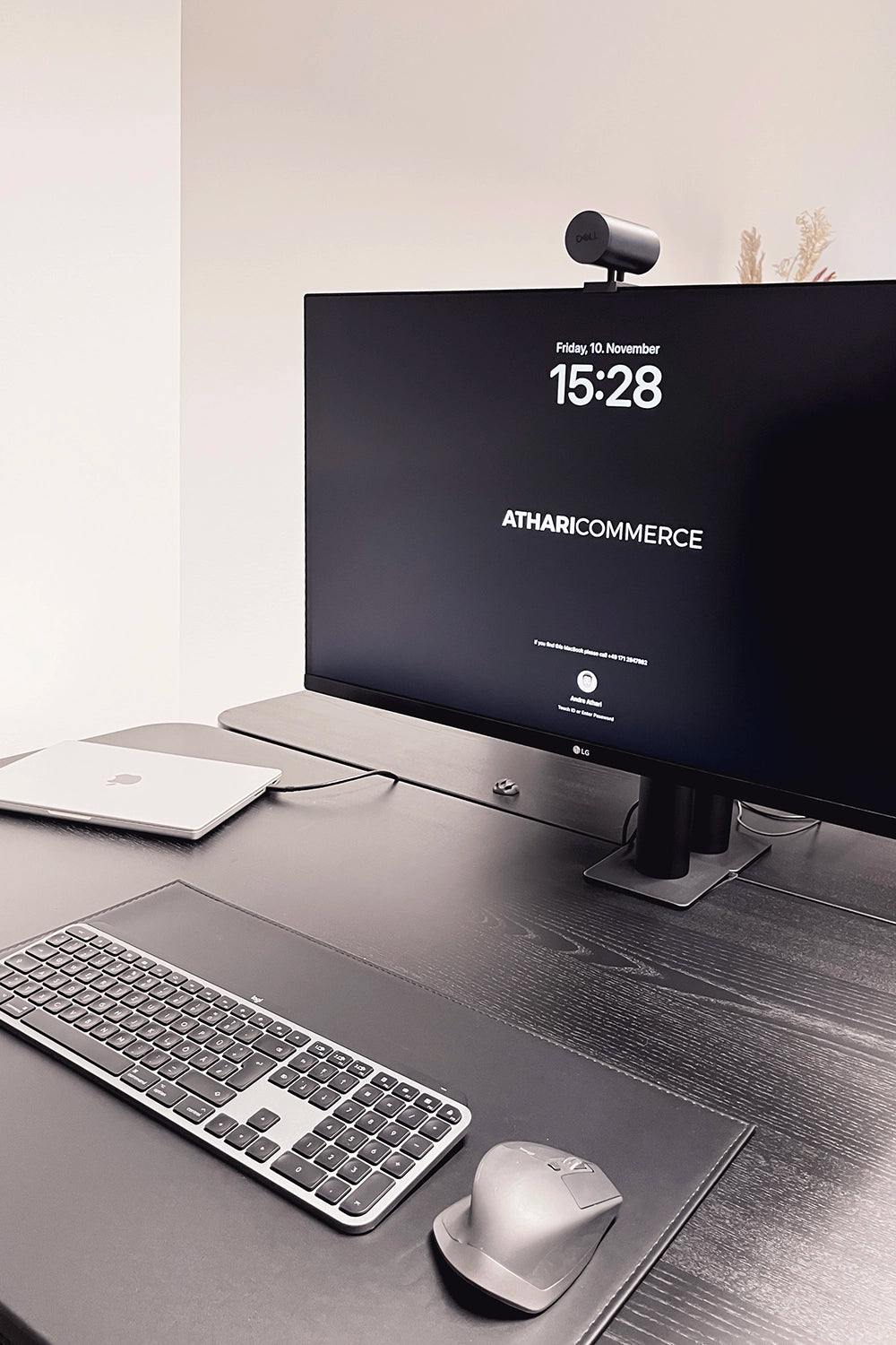 Schreibtisch mit Monitor, Tastatur, Maus, Laptop und Text: ATHARICOMMERCE.