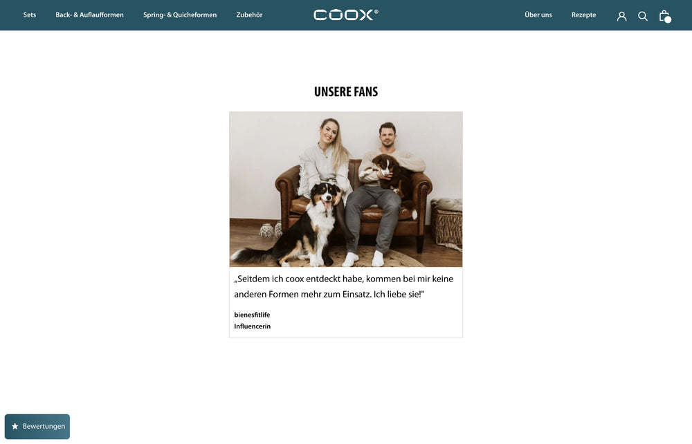 Zwei Personen mit Hund auf einem Sofa, Zitat über Nutzung von Coox Produkten.