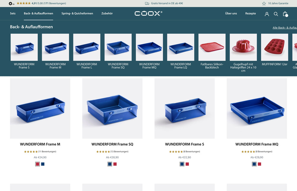 Blaue Backformen in verschiedenen Größen auf weißem Hintergrund.