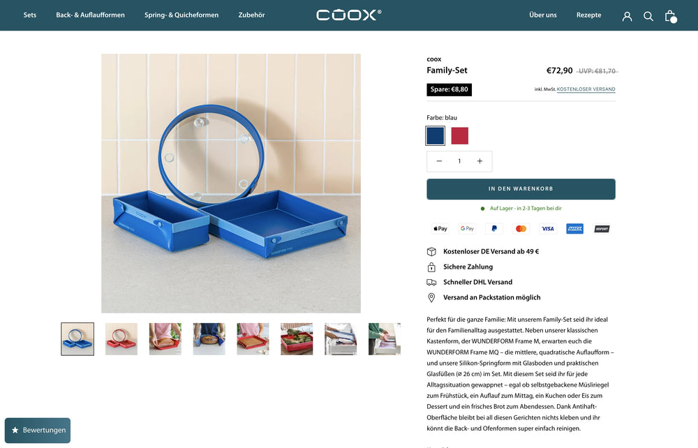 Blaues Set mit zwei rechteckigen Backformen und einem runden Ring auf Fliesenhintergrund.