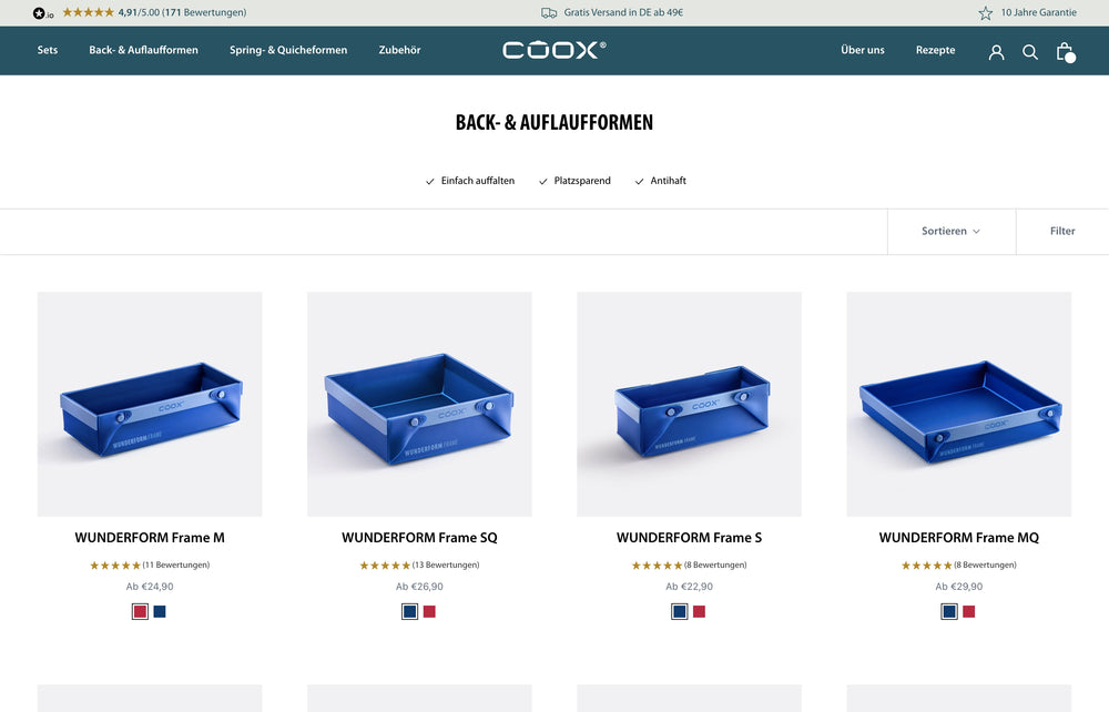 Blaue Backformen auf weißem Hintergrund, verschiedene quadratische und rechteckige Formen.