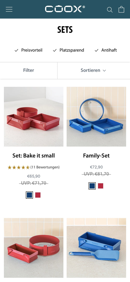 Zwei Backsets auf beigem Hintergrund. Set: Bake it small, Family-Set in Rot- und Blautönen.