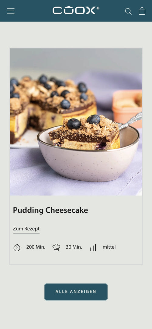 Nahaufnahme eines Pudding-Cheesecakes mit Streuseln und Blaubeeren, Rezeptangaben.