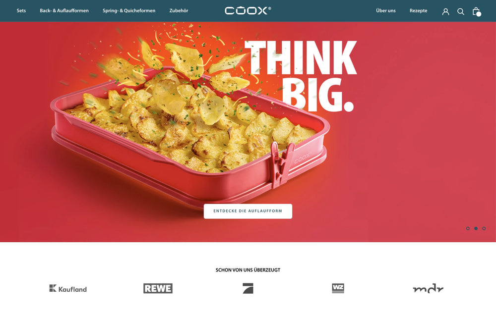 Rote Backform mit Kartoffeln vor rotem Hintergrund. Text: THINK BIG.