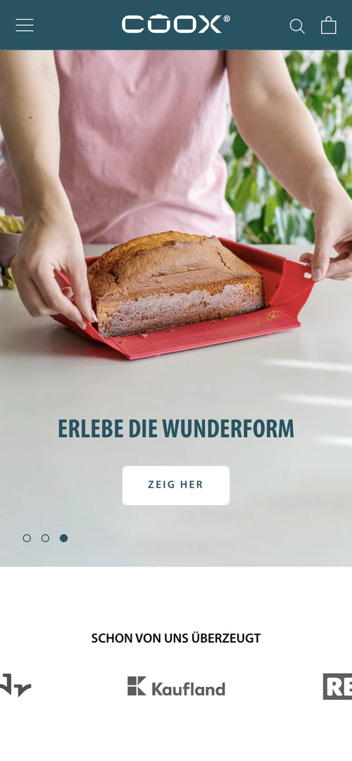 Person in rosa Shirt hebt Kuchen in roter Backform. Text: Erlebe die Wunderform. Zeig her.
