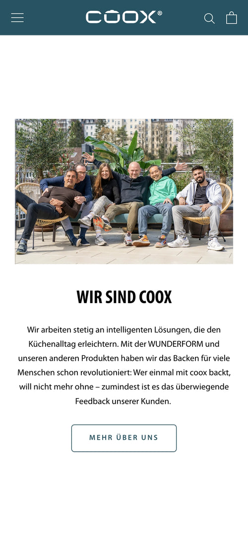 Gruppe von sechs Menschen in einer Außenumgebung, textlich begleitet mit 'WIR SIND COOX'.