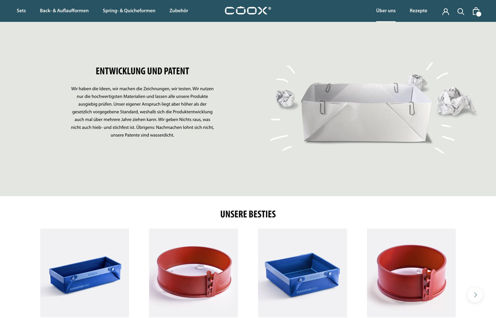 Blaue und rote Backformen, Text zu Entwicklung und Patent, crumpled Papierbälle.