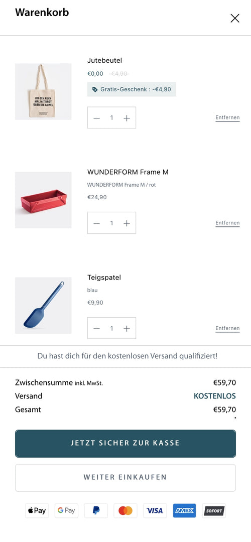 Warenkorb mit Jutebeutel, roter Backform und blauem Spatel, Gesamtsumme €59,70.