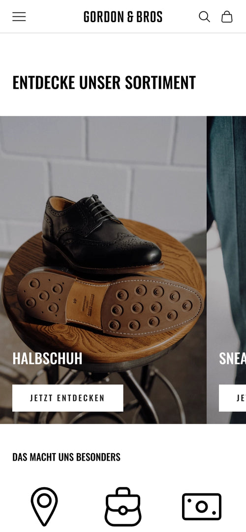 Halbschuh auf Tisch; Sneaker Detail; „Entdecke unser Sortiment“, mit Icons darunter.