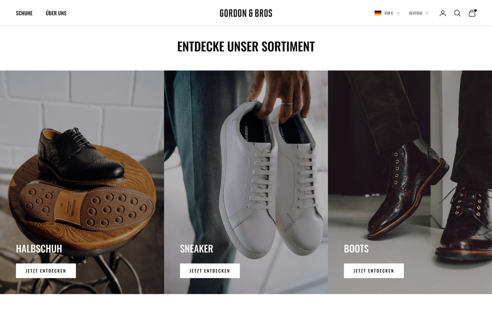 Drei Schuhstile: Halbschuh, Sneaker und Boots, jeweils auf Ständern gezeigt.