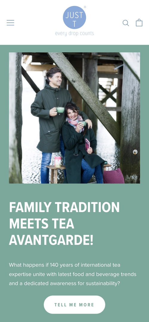 Zwei Personen in Mänteln trinken Tee unter einem Pier, Text: FAMILY TRADITION MEETS TEA AVANTGARDE!