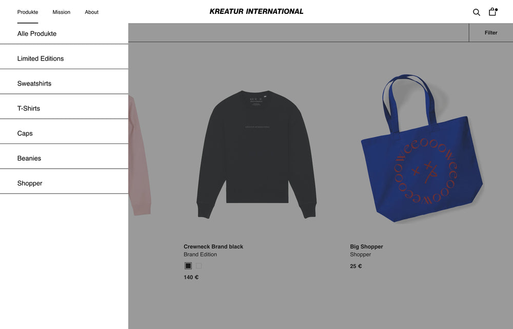 Eine schwarze Krewnetjacke und eine blaue Tasche mit Produktliste links.