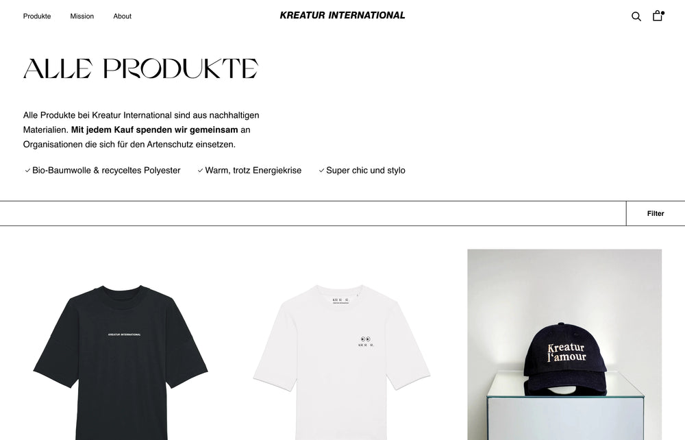 Produktübersicht mit drei Kleidungsstücken und einer Mütze.