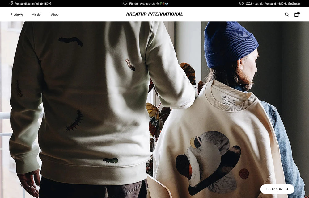 Personen tragen bedruckte Sweatshirts; eine mit Mütze, die andere von hinten zu sehen.