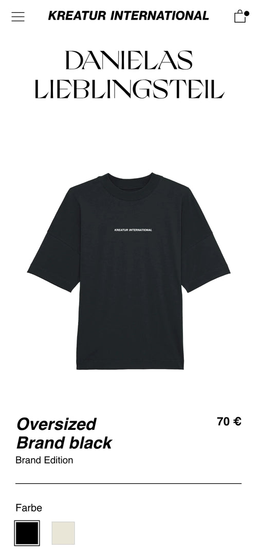 Schwarzes T-Shirt mit kleinem Textprint auf Brust, Preis 70 €.