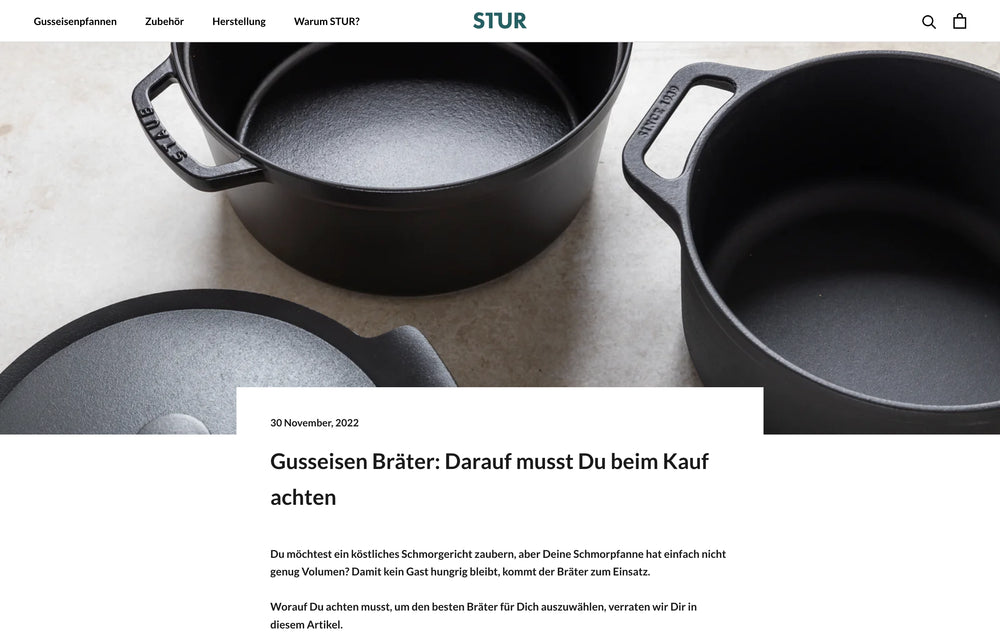 Große Gusseisenbräter mit Deckel auf beigem Hintergrund, Titel: "Gusseisen Bräter: Darauf musst Du beim Kauf achten".