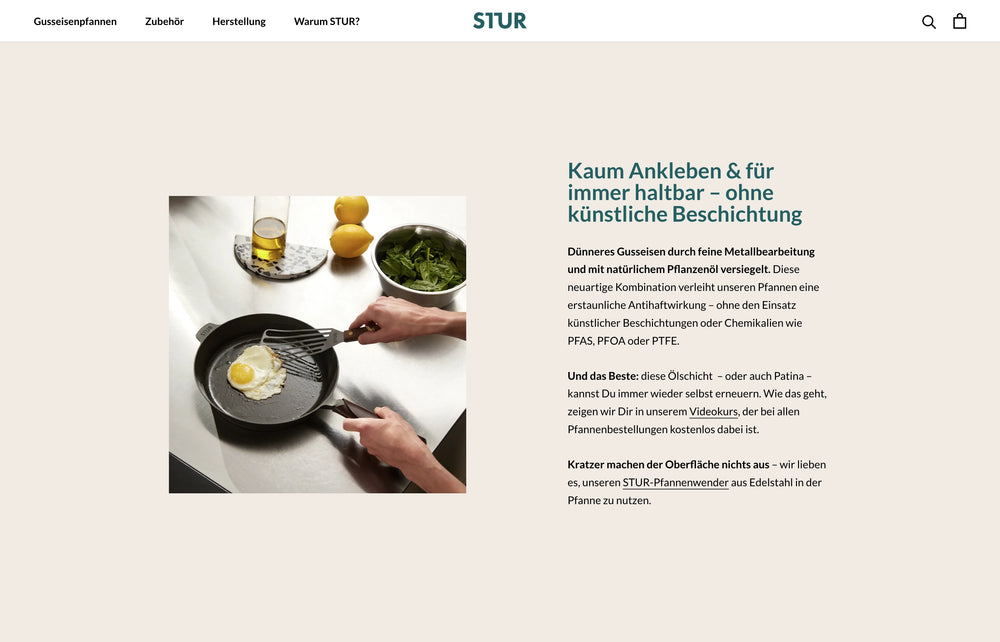 Text beschreibt Vorteile einer gussernen Pfanne neben Pfanne mit Ei.