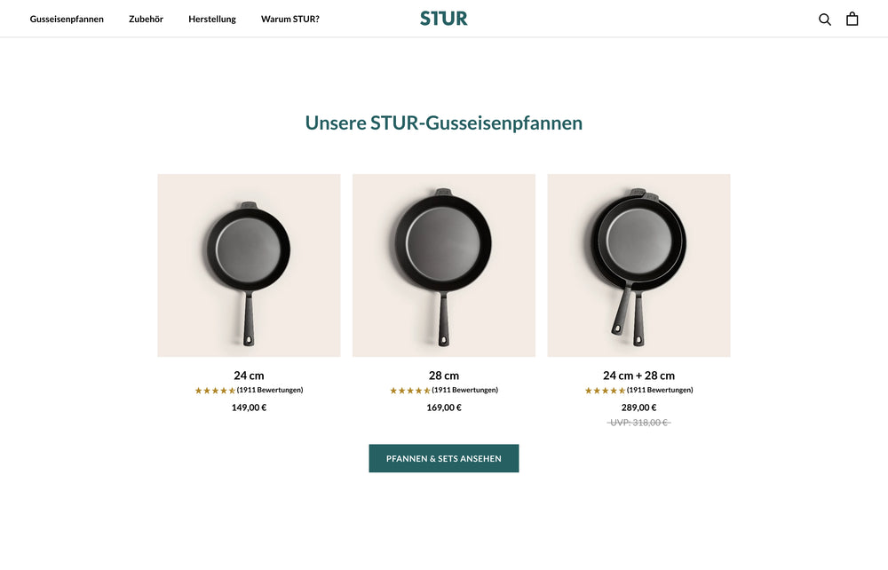 Drei schwarze Gusseisenpfannen in den Größen 24 cm, 28 cm und 24 cm + 28 cm.