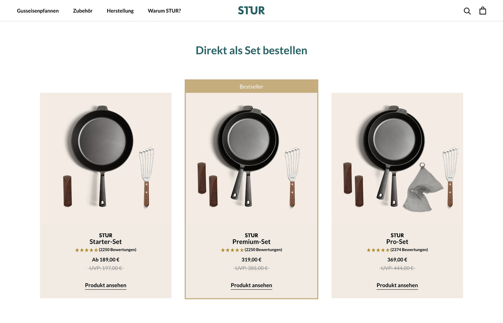 Drei Pfannen-Sets nebeneinander, jeweils mit Pfanne, Wender und Accessoires.