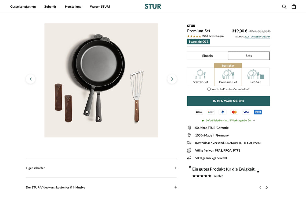 Pfanne mit Holzgriff, Wender und Kelle als Set auf hellem Hintergrund, Preis rechts.