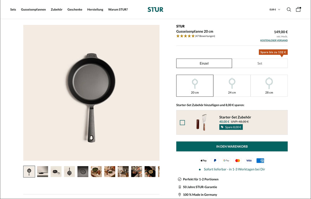 Einzelne schwarze Gusseisenpfanne von oben auf hellem Hintergrund, Preis rechts daneben.