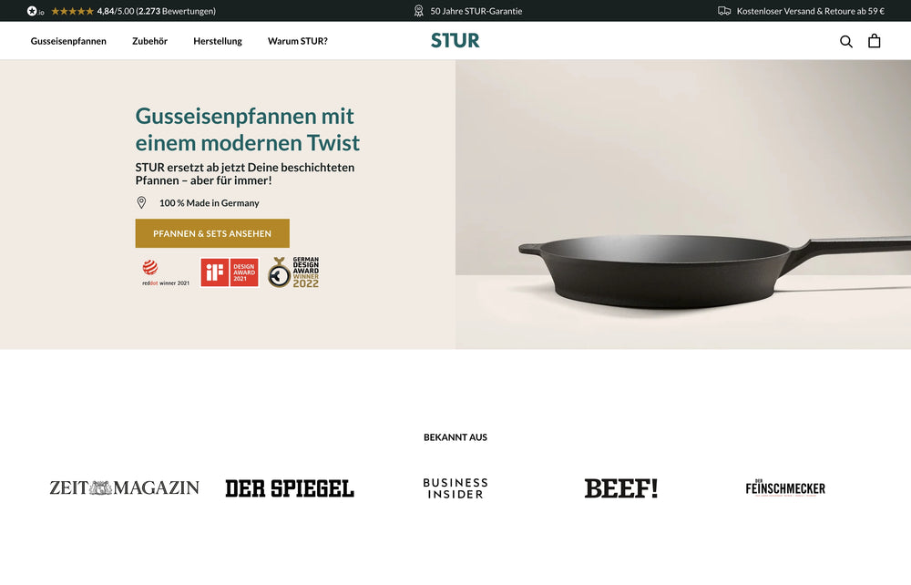 Pfanne auf hellem Hintergrund mit Text zu Gusseisen, Lob von verschiedenen Medien darüber.