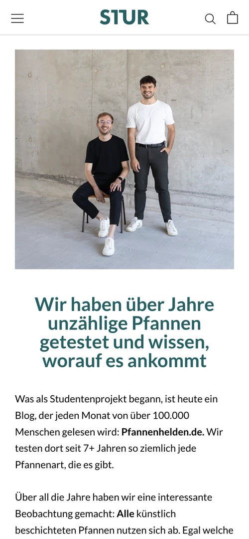 Zwei Männer, einer sitzt lächelnd auf Stuhl, der andere steht. Text: "Wir haben über Jahre unzählige Pfannen getestet und wissen, worauf es ankommt".