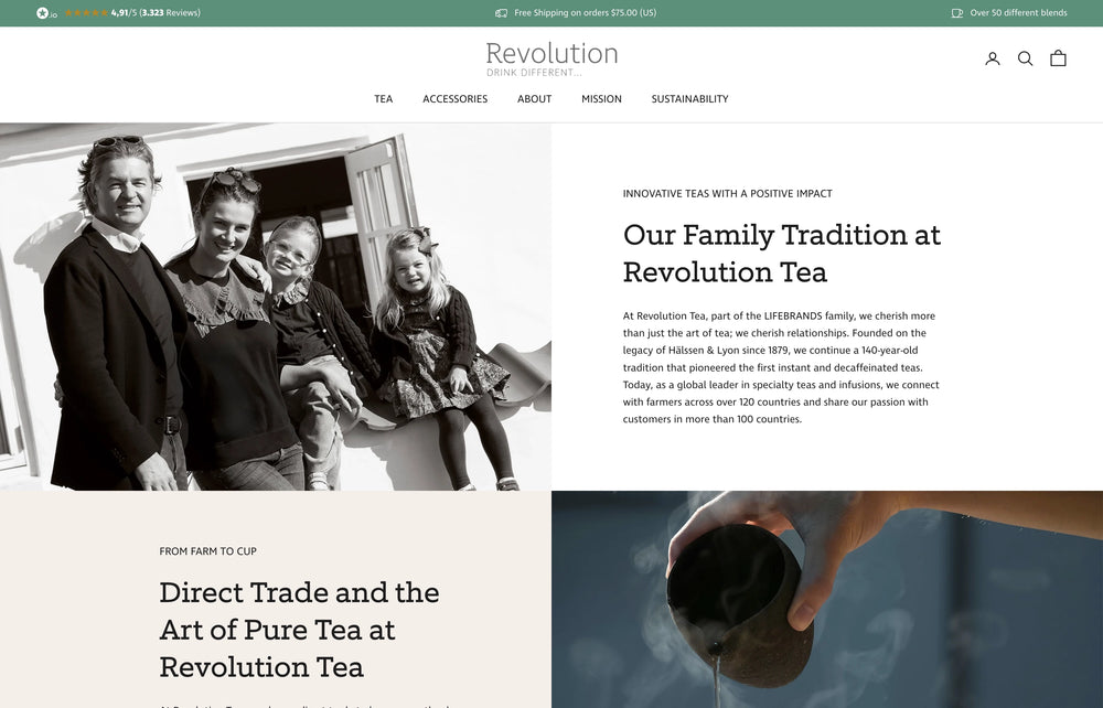 Familienfoto von drei Erwachsenen und einem Kind vor einem Haus.