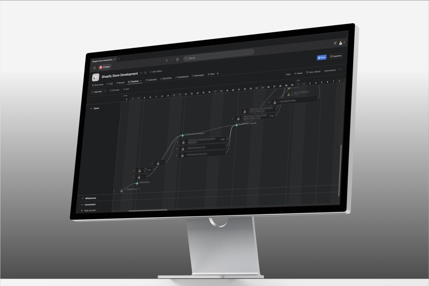 Monitor mit geöffnetem Projektmanagement-Tool, dunkelgraues Interface.