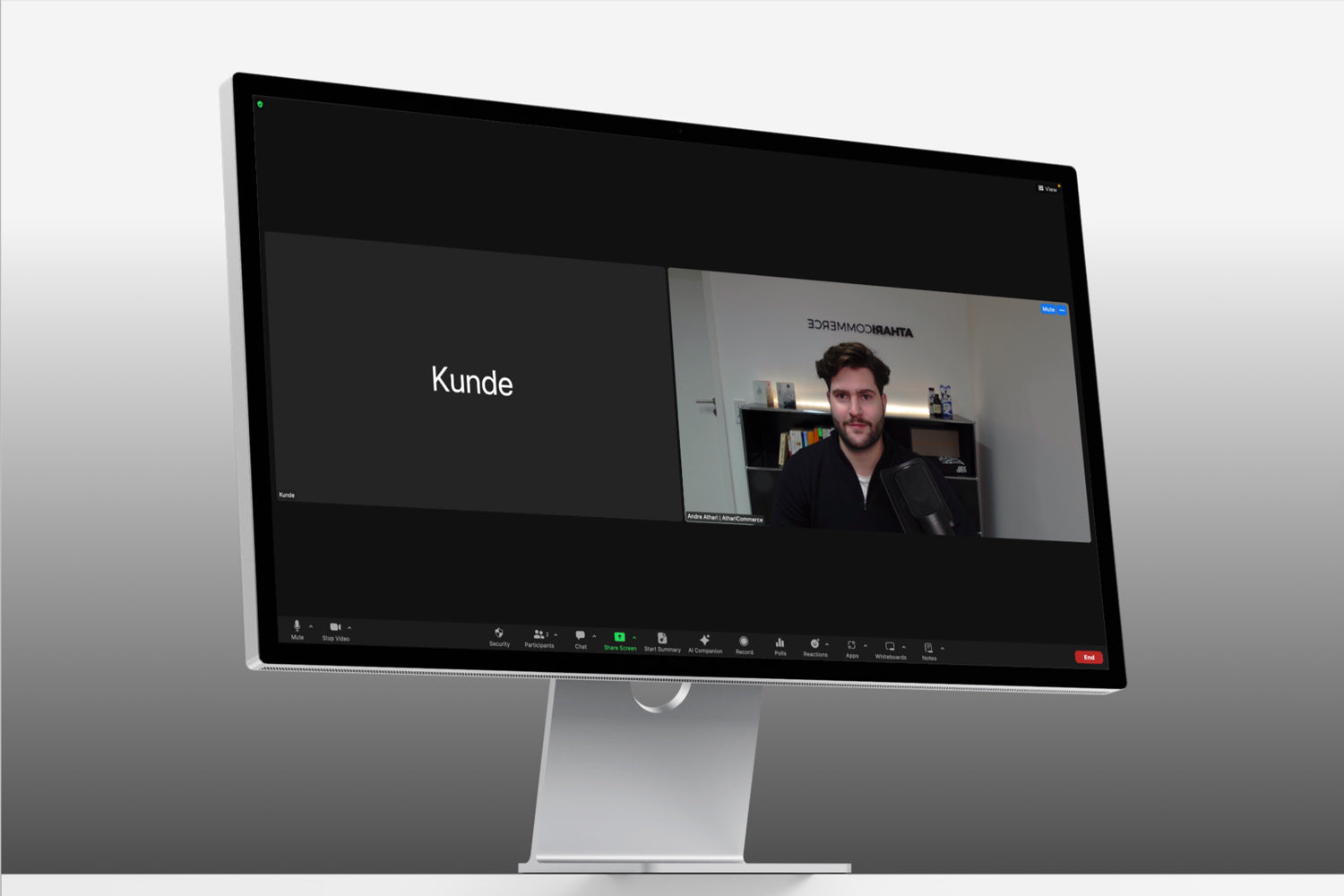 Videokonferenz auf Monitor mit zwei Teilnehmern, eine Person und der Text 'Kunde'.
