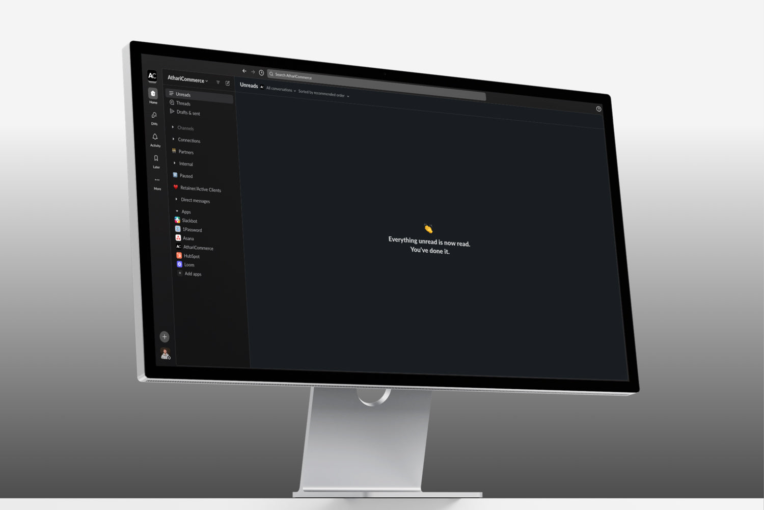 Computermonitor mit dunklem Interface, Notizsymbol und Text: "Everything viewed is now read."