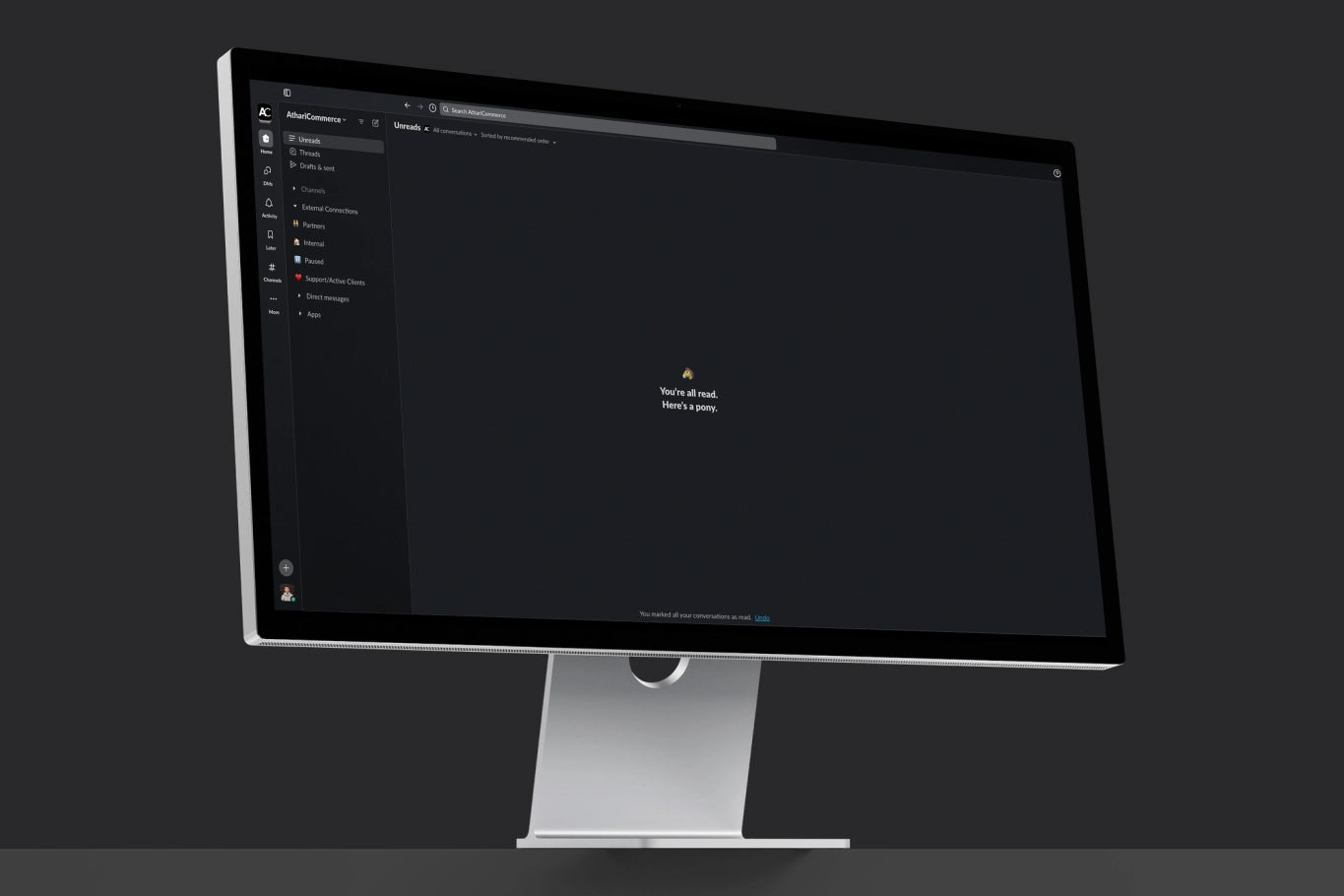 Monitor zeigt dunkle Benutzeroberfläche mit Text 'You’re all done! Enjoy a pizza!'