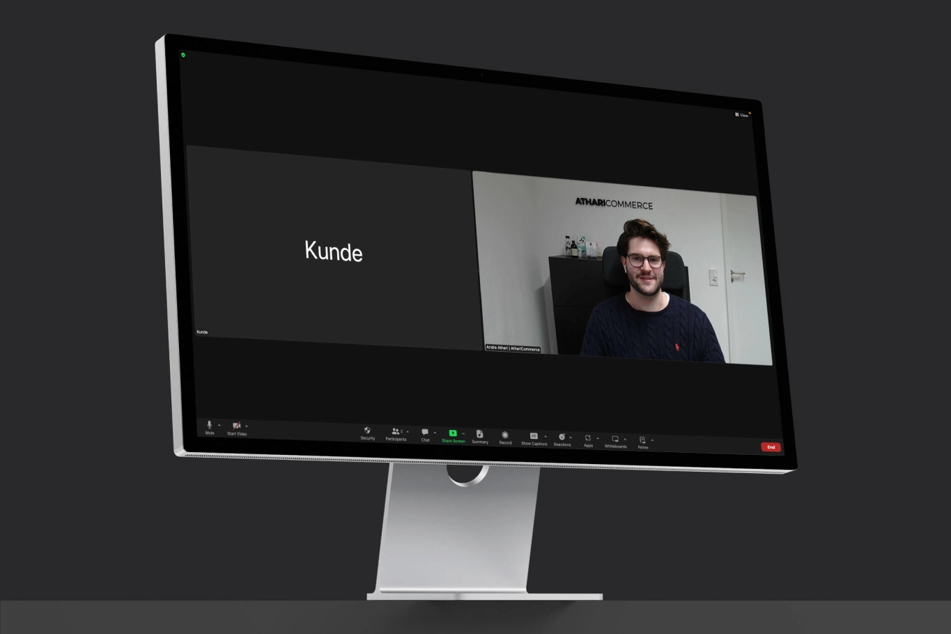 Videokonferenz auf schwarzem Monitor, links 'Kunde', rechts Mann mit Brille.