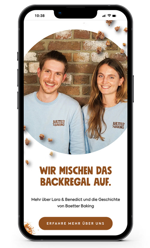 Lara und Benedict in blauen Pullovern vor Ziegelwand, Text: Wir mischen das Backregal auf.