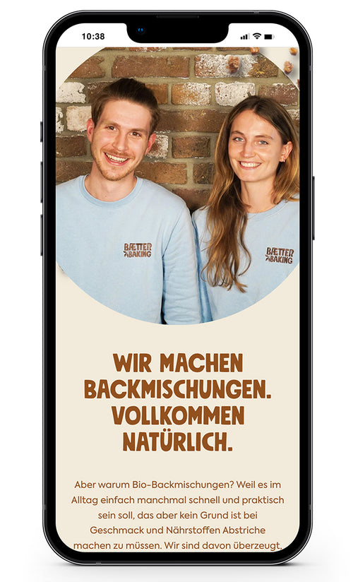 Lara und Benedict vor Ziegelwand, Text: Wir machen Backmischungen. Vollkommen natürlich.