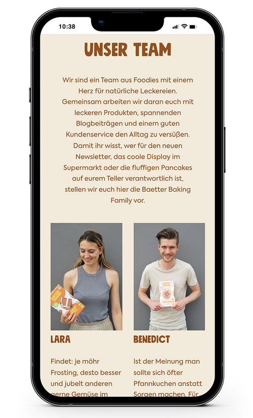 Lara und Benedict halten Backmischungen, Text: Unser Team mit Produkthinweisen.