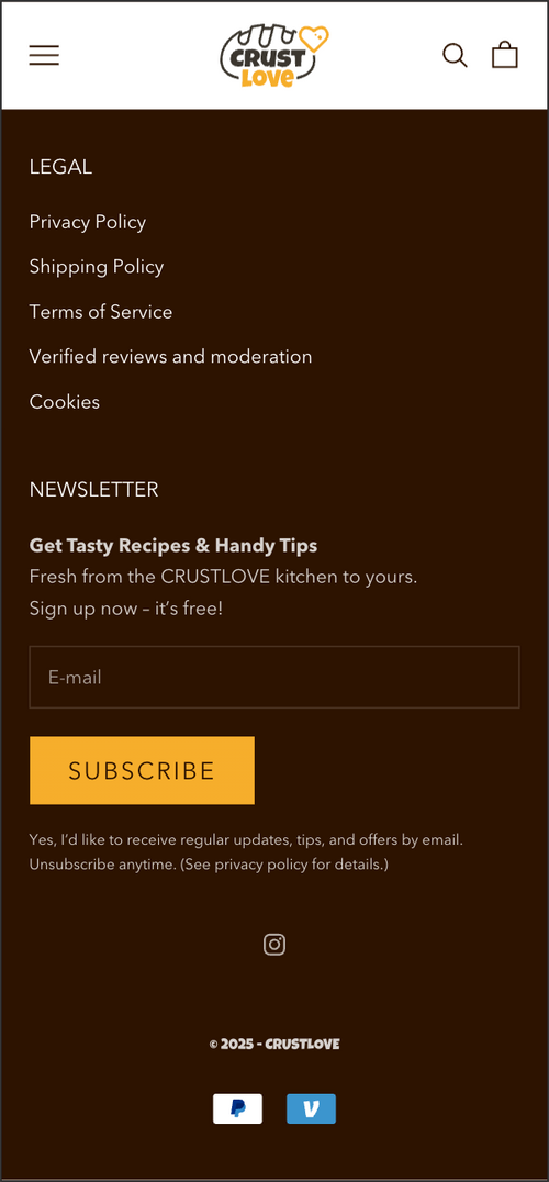 Formular zur Anmeldung für den Newsletter auf dunklem Hintergrund mit Rechtslinks.