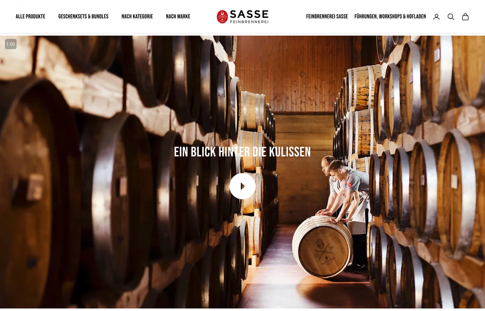 Person rollt Fass im Lager, mit Text: "Ein Blick hinter die Kulissen".