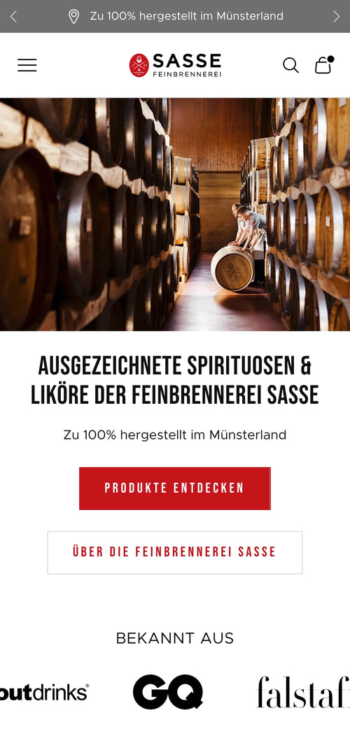 Einblick in Sasse Brennerei, Logorbilder von Medien, Person rollt Fass im Lager.