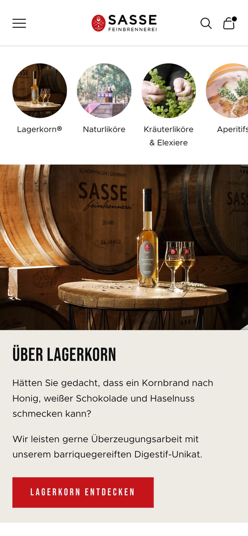 Zwei Männer in Weinberg, tragen Polohemden. Text über Barrique gereiften Lagerkorn.
