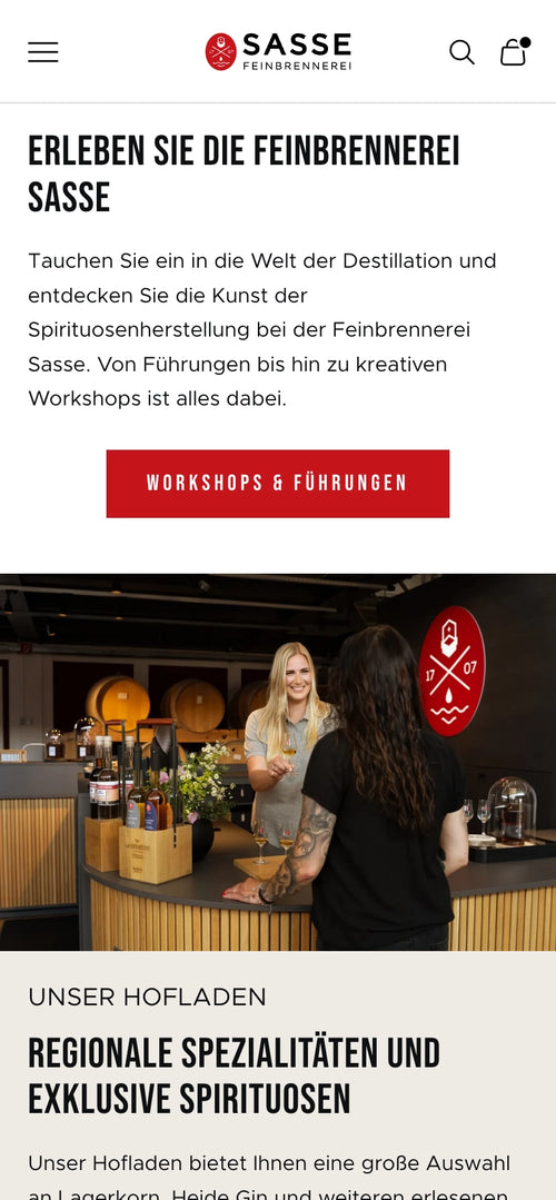 Zwei Personen an einer Bar in der Feinbrennerei Sasse, Text über Erlebnisse und Workshops.