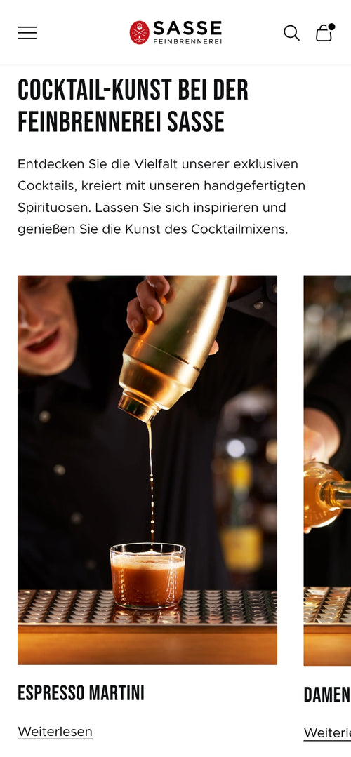 Person gießt Espresso Martini aus Shaker in Glas, Text über Cocktail-Kunst bei Sasse.