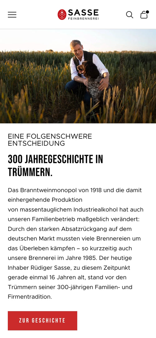 Mann kniet mit Hund im Feld, Text: 300 Jahre Geschichte in Trümmern.