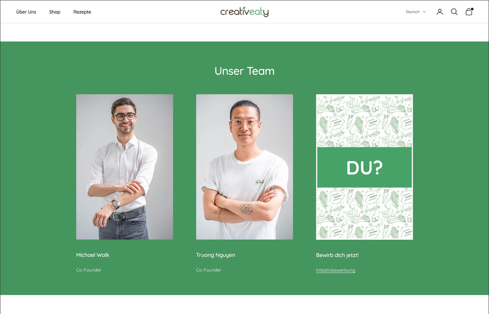 Zwei Teammitglieder vor grünem Hintergrund mit Schild 'DU? Bewirb dich jetzt'.