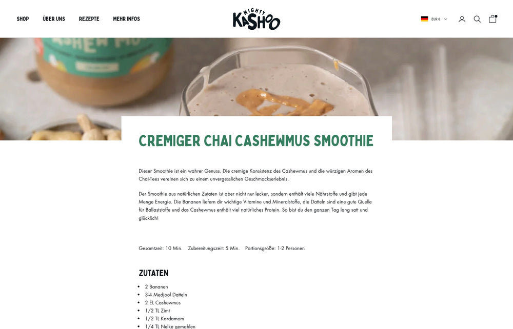 Glas mit Chai Cashewmus Smoothie auf einem Tisch, Rezeptüberschrift 'Cremiger Chai Cashewmus Smoothie'.